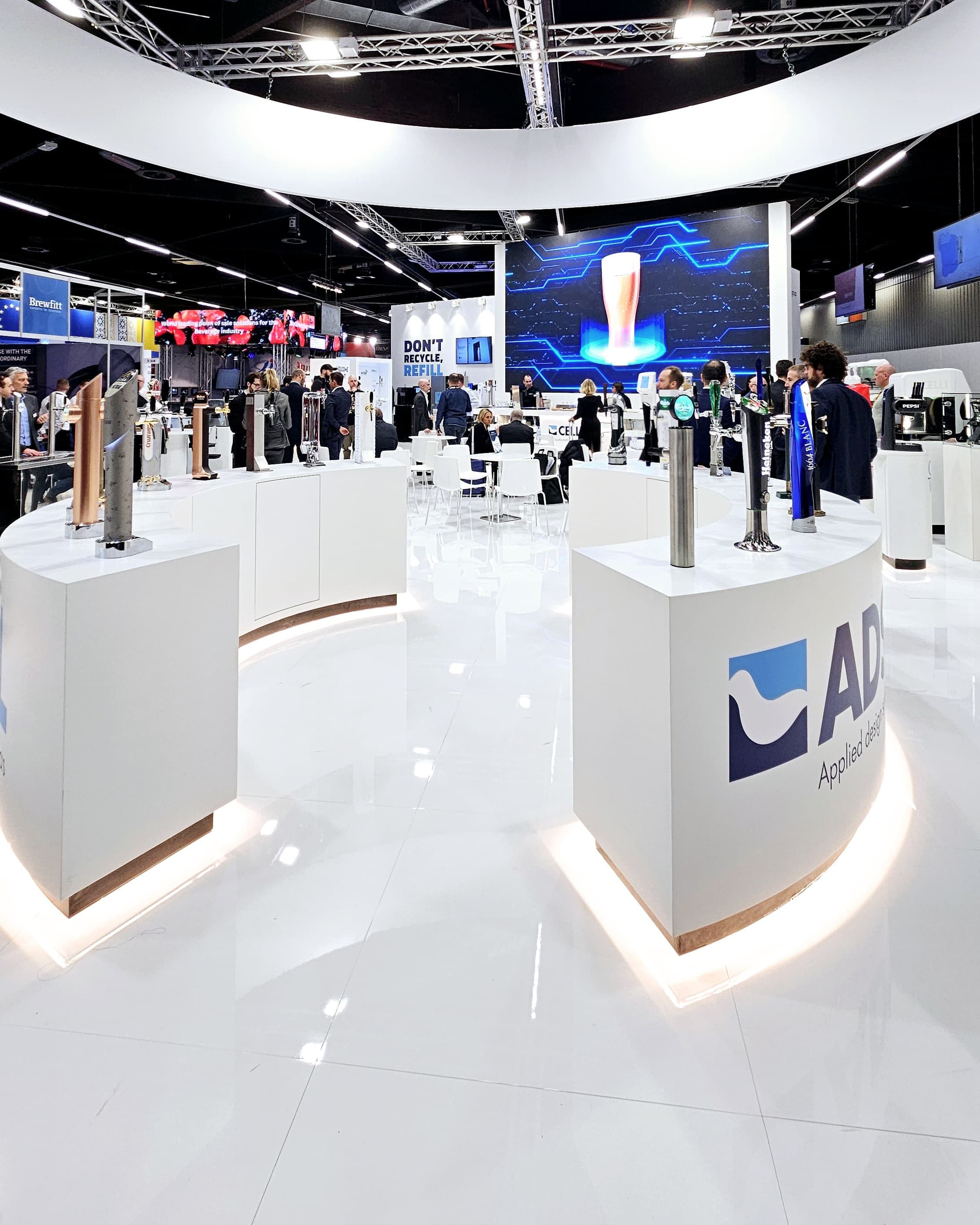 Spazio espositivo ampio e luminoso realizzato per Celli Group alla fiera Brau, con esposizione di colonne spillatrici e una grande parete led animata.