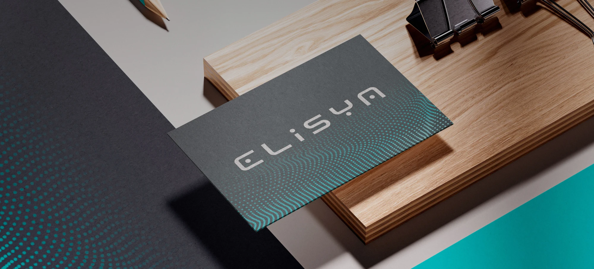 Visual della brand identity di Elisya applicata su materiali fisici e digitali, con una palette nera e turchese che enfatizza il design tecnologico e moderno