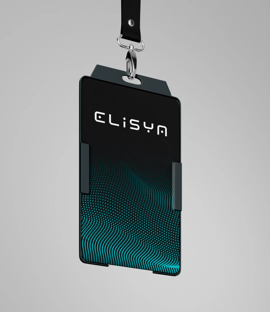 Badge identificativo Elisya con laccio nero, caratterizzato dal logo bianco su sfondo nero decorato da pattern a onde turchesi